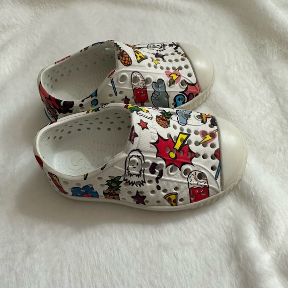 Uber cute emoji native Jefferson shoes size 4 - Picture 2 of 6